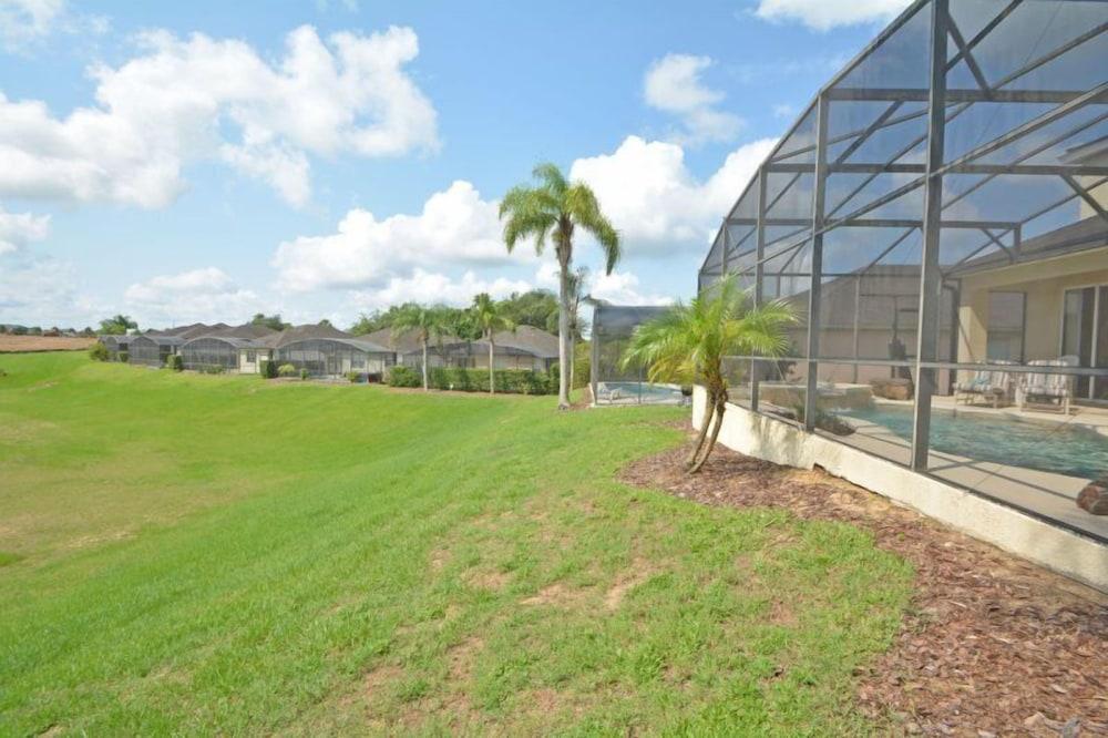 5BR 3.5BA Pool Home In Calabay Parc Property Grounds