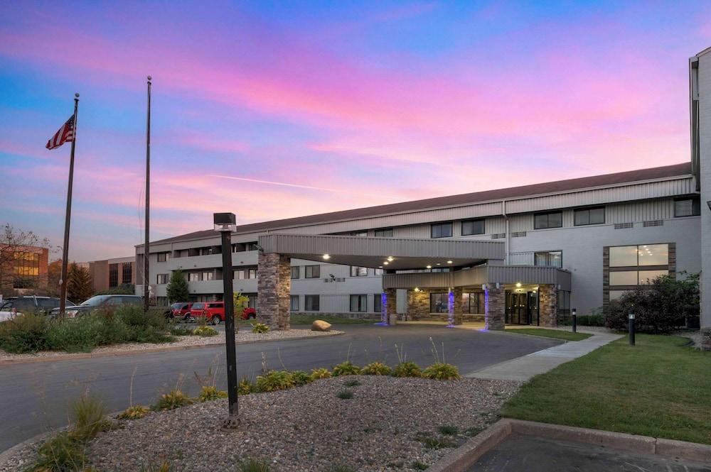 Comfort Inn & Suites North at the Pyramids Exterior
