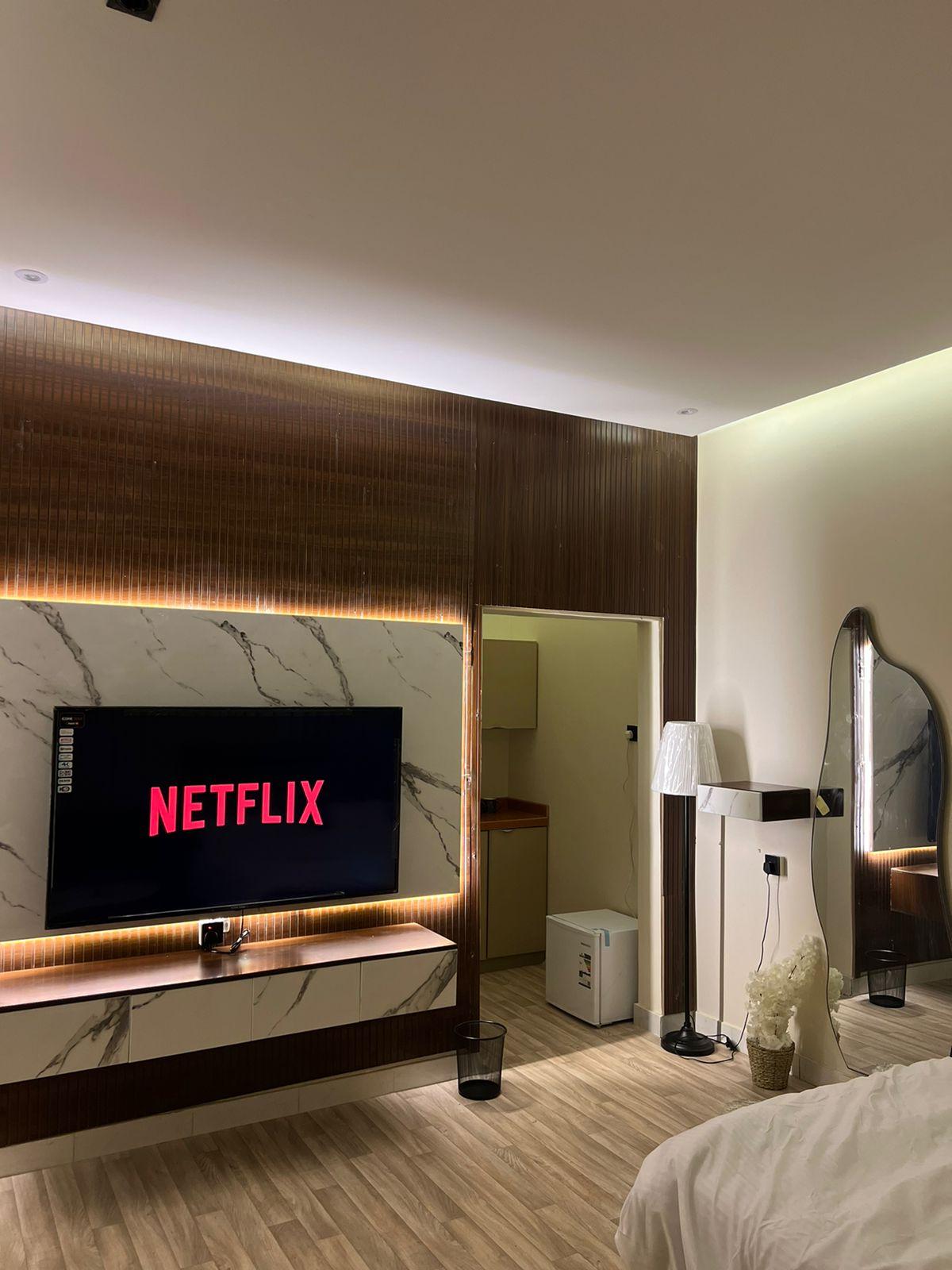 Attractive Studio with Comfortable and Simple Furniture | 5552 Bedroom