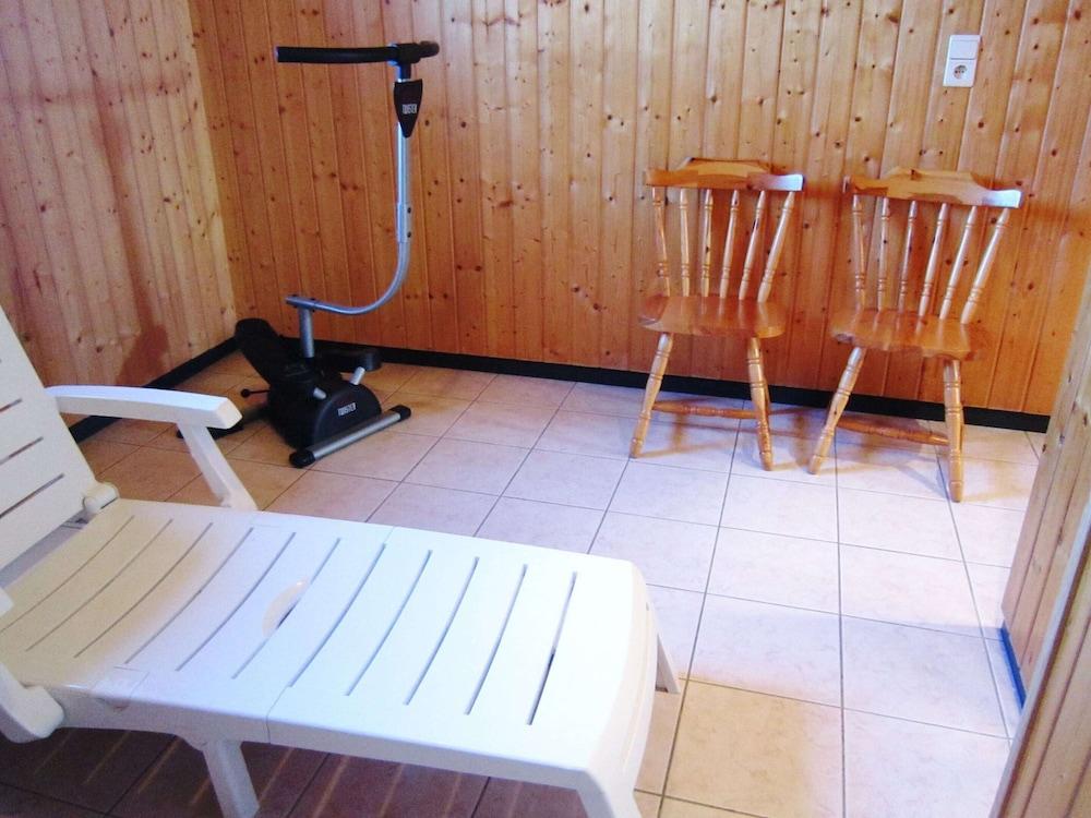 كومبين سيتي آند كانتريسايد إن ويل كيبت هاوس وذ ماني جيمز، نيكس تو أه فارم نادي صحي