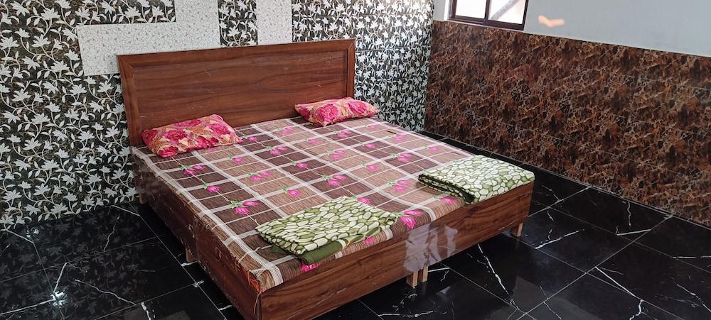 SHRI  KRISHNA SHRYAASHRYA ASHRAM Room
