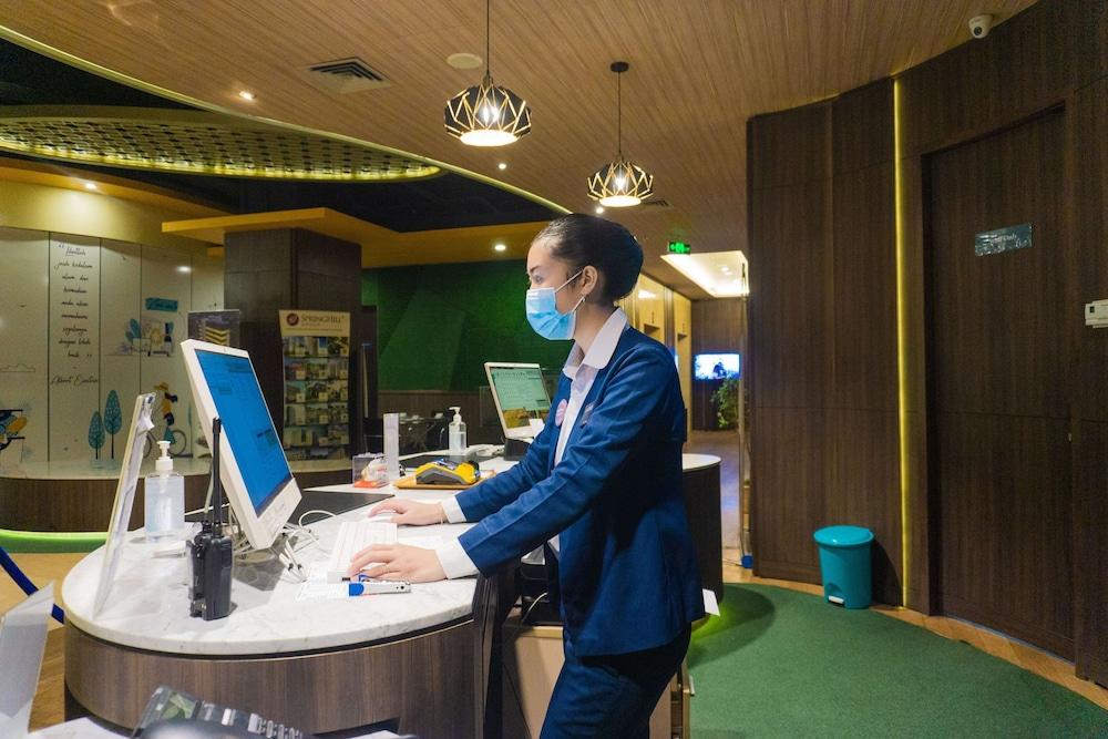 Golden Tulip Springhill Lampung Lobby