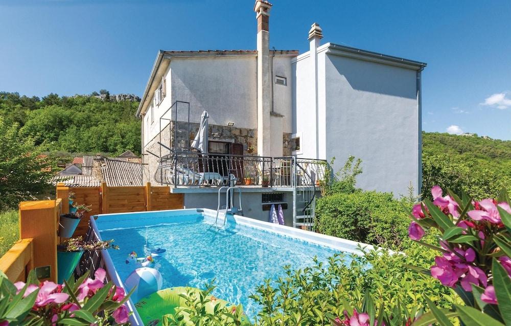 أويسم هوم إن جاتا زفيكانجي ويذ وايفي، أوتدور سويمينج بول آند 3 بد رومز