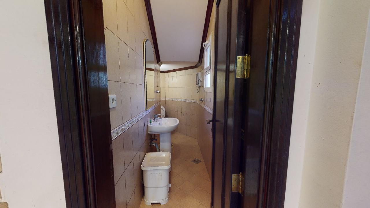 Elegant Chalet with Comfortable and Simple Furniture | 1956 Bathroom