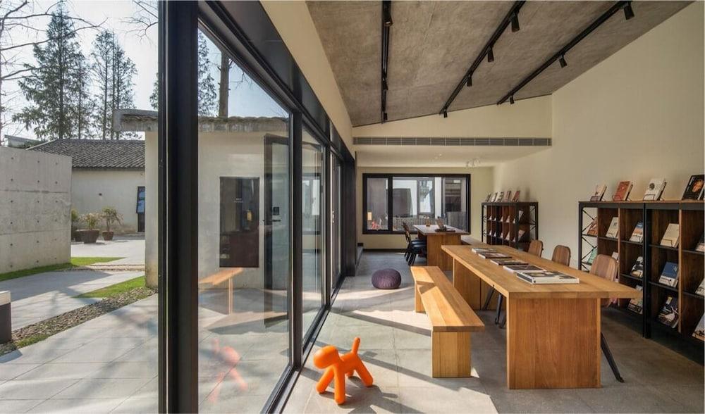 تان ألي ووتشين إيكو آند كالتورال كوميونيتي الردهة