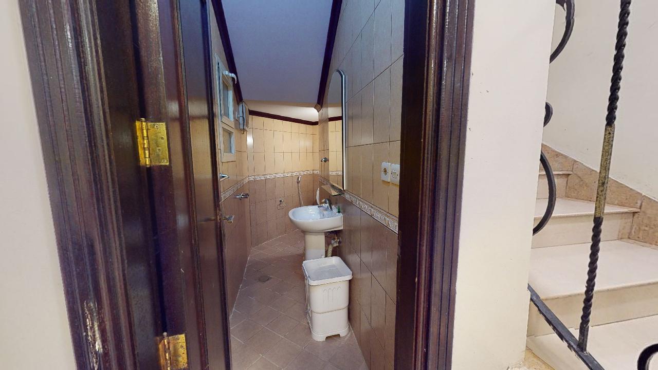 Modern Chalet with Comfortable and Simple Furniture | 1991 Bathroom