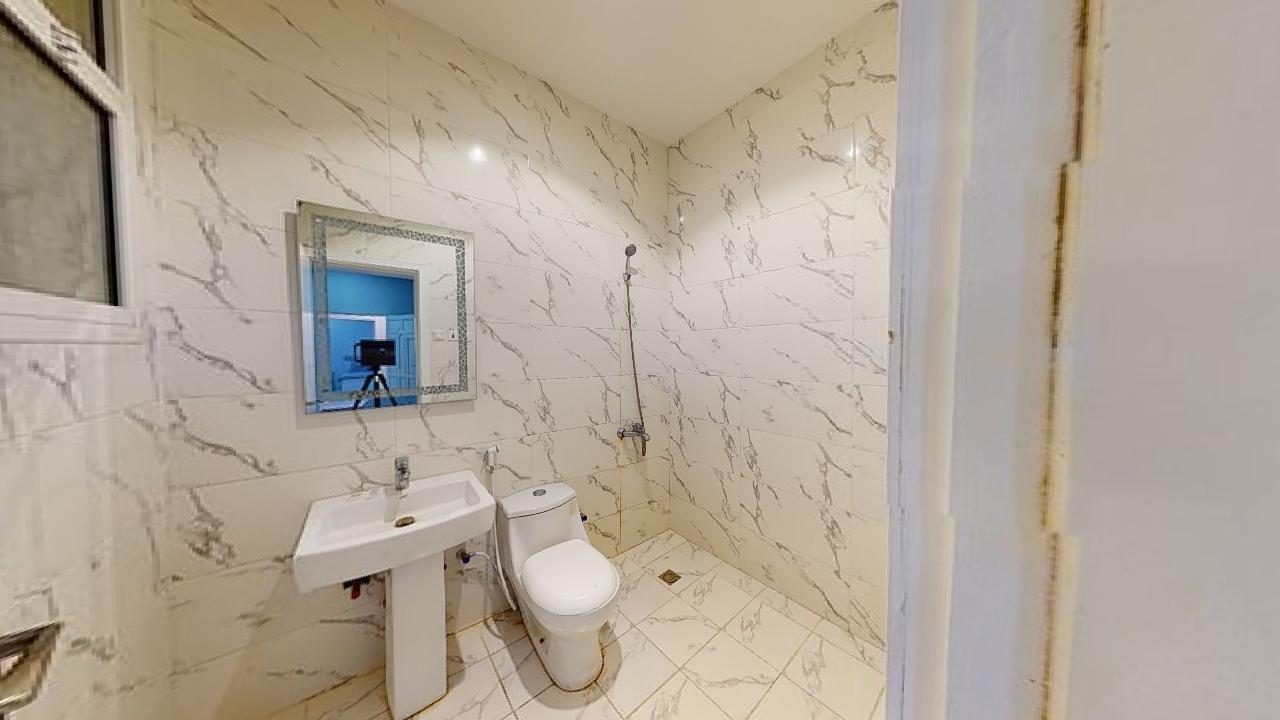 Elegant Chalet with Pool | 1989 Bathroom
