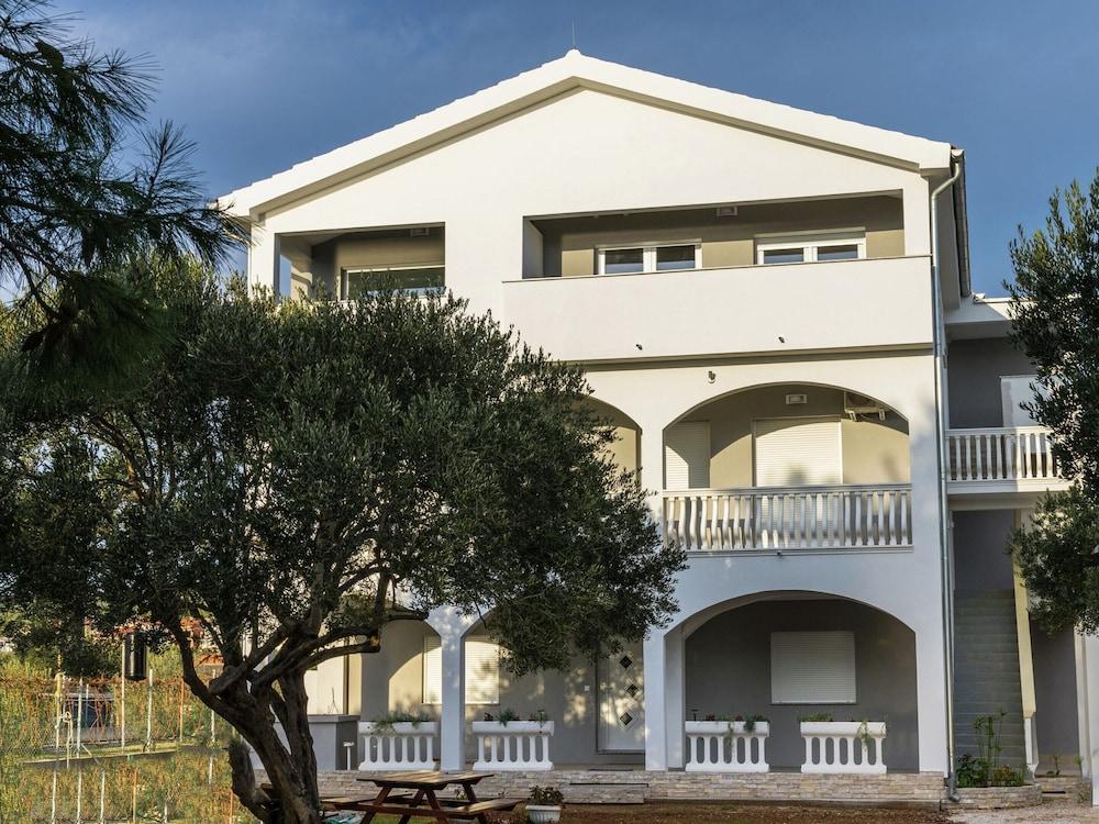 Apartment With Direct Sand Beach Access Exterior