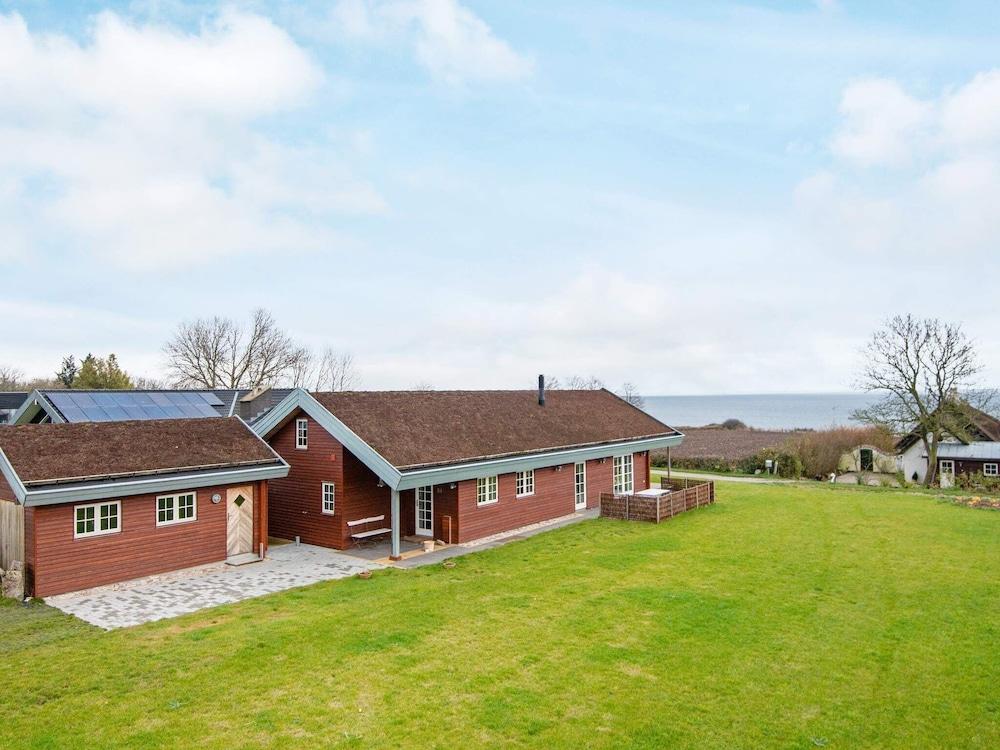 هوليداي هوم إن سيدالز