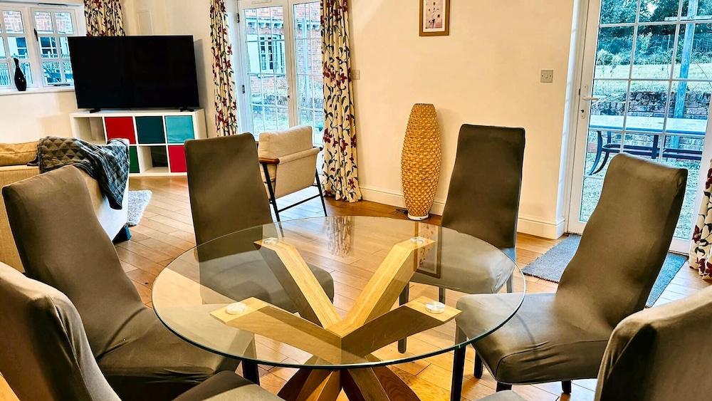 ذا كراون إن آت بورنهام بيشيز الصورة الأساسية