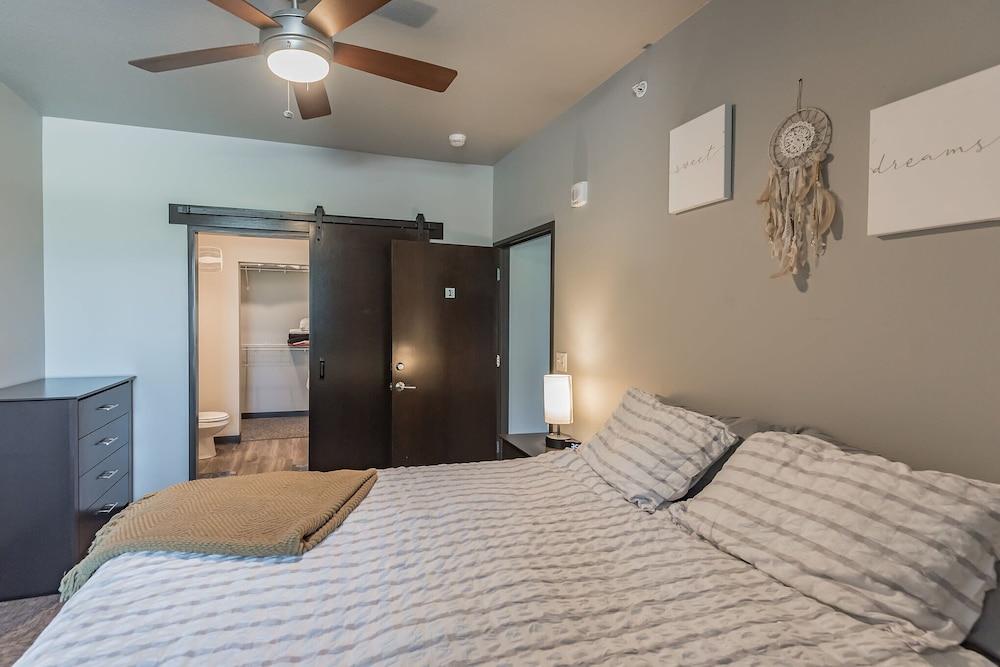 Spacious 2BR Suite W/patio Near Iowa State Room