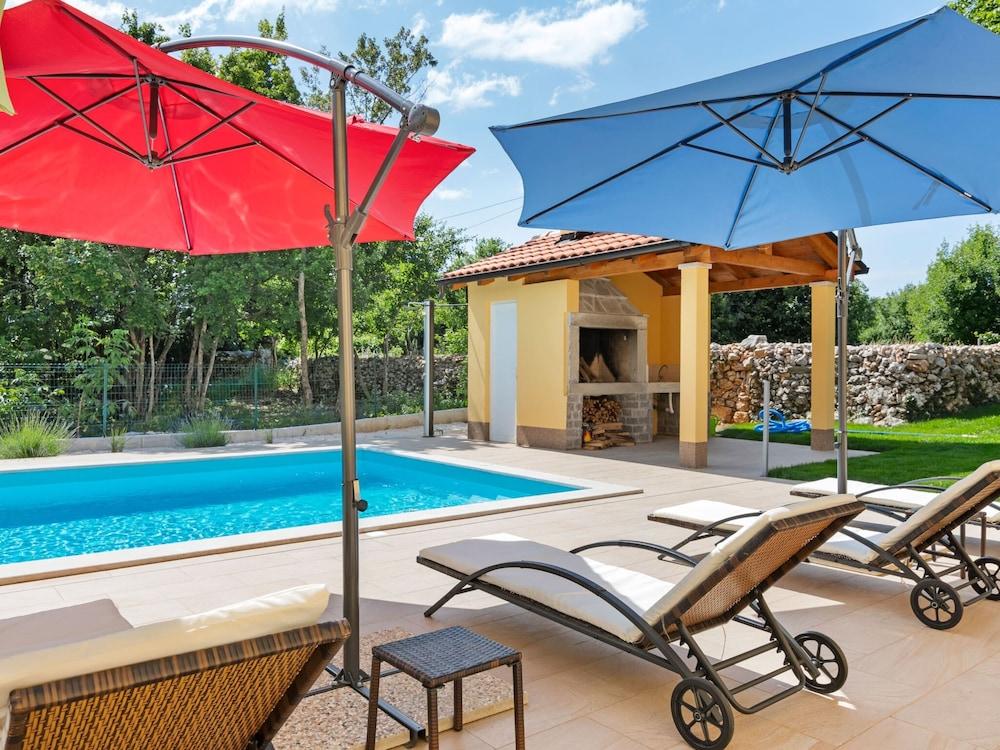 Quaint Holiday Home near Buzet with Terrace Waterslide