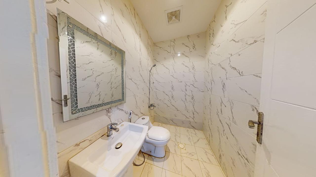 Comfy Chalet with Comfortable and Simple Furniture | 1998 Bathroom