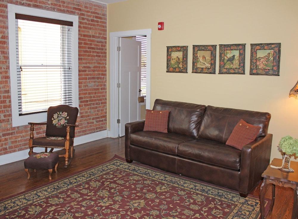 Pikk's Inn Room