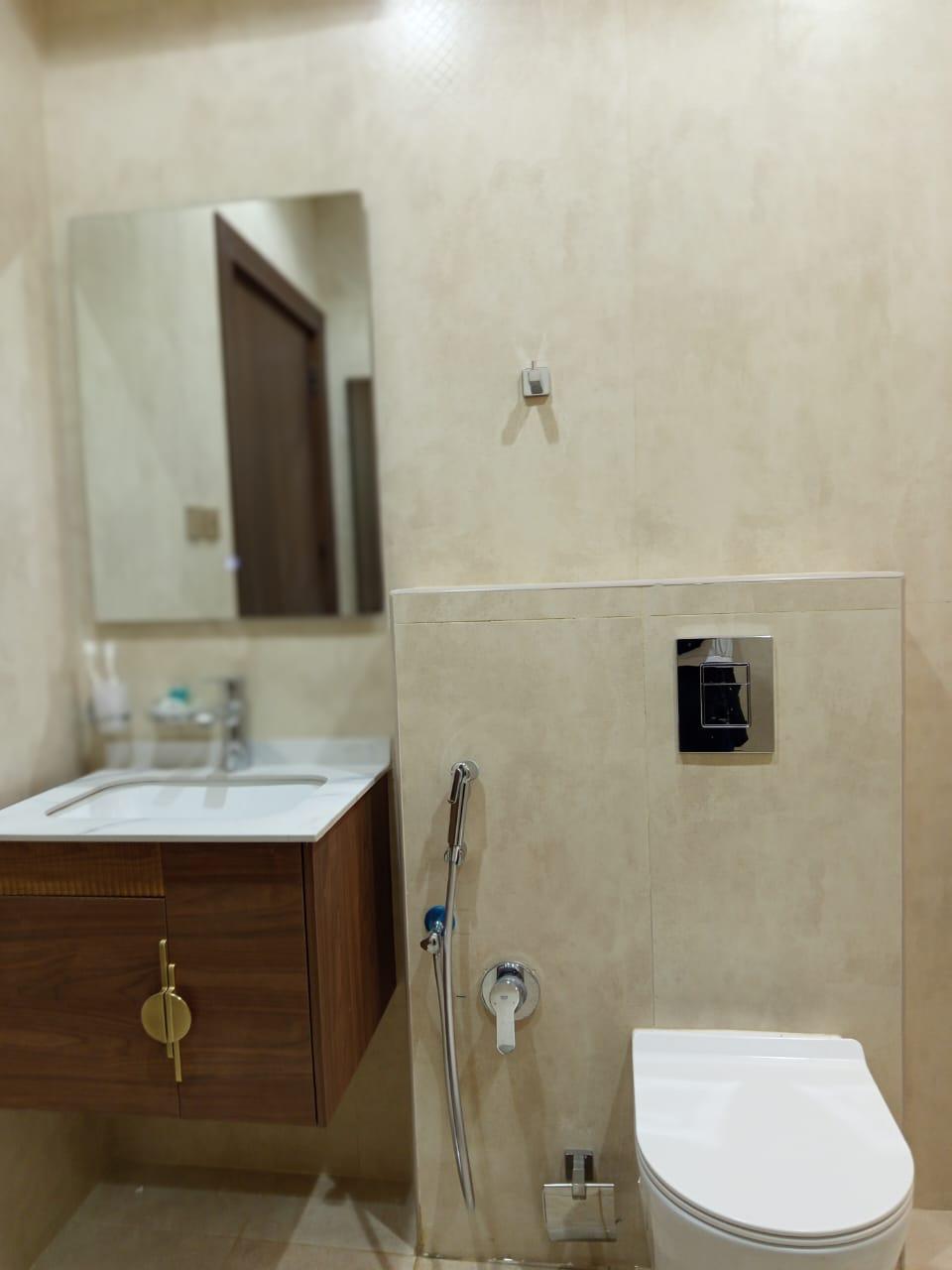 Modern Apartment with Comfortable and Simple Furniture | 5724 Bathroom