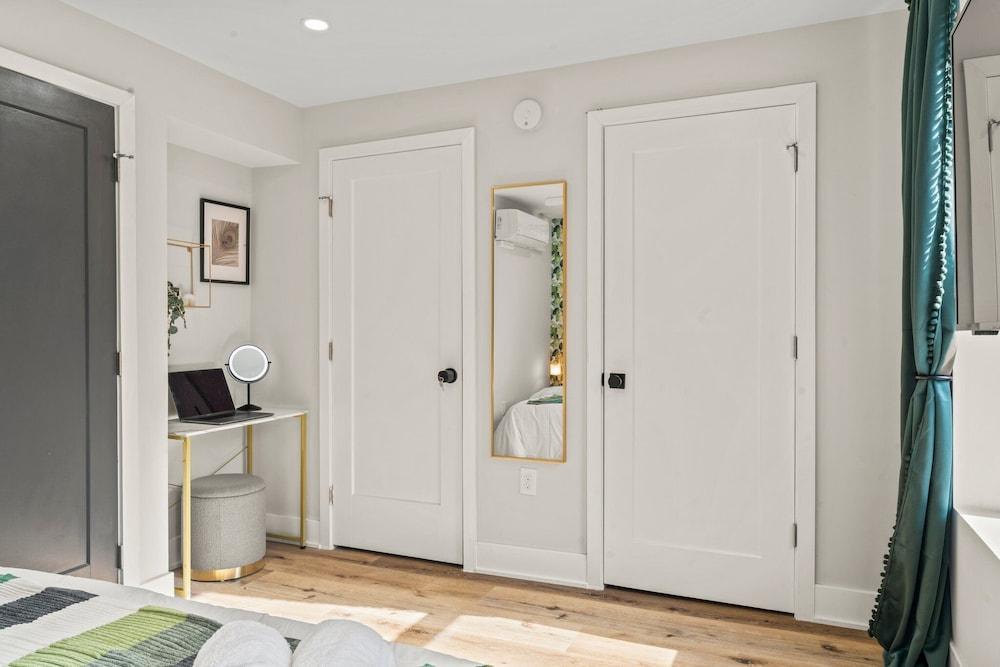 1BR Passyunk AveStunner-Perfect Location Room