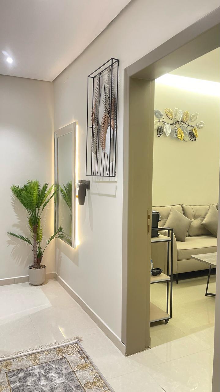 Elegant Apartment with Comfortable and Simple Furniture | 5580 Interior
