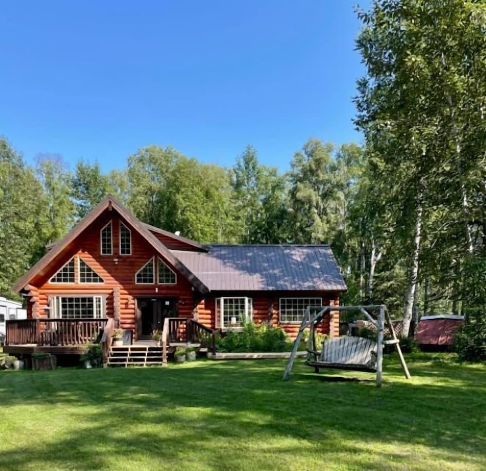 Meandering Moose Lodging Featured Image