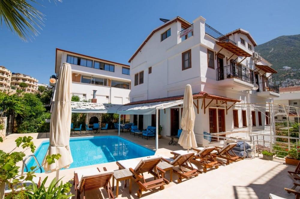 Amazing Flat With Shared Pool and Balcony in Kas غرفة