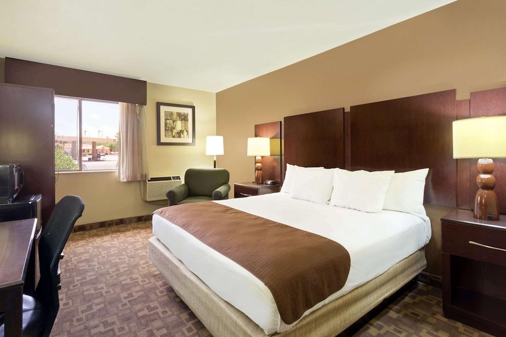 Super 8 by Wyndham Chandler Phoenix Room