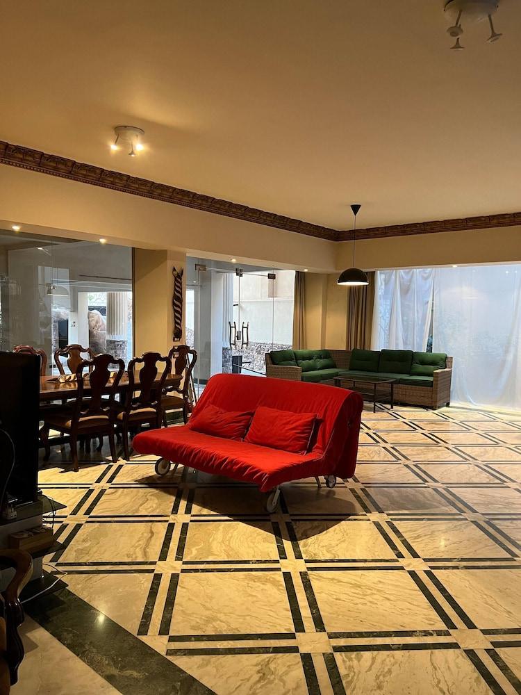 حمامات سباحة ذا جلاس هاوس