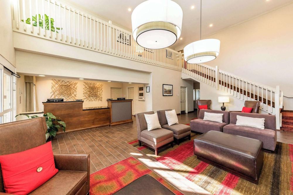 Quality Inn & Suites University Fort Collins Lobby