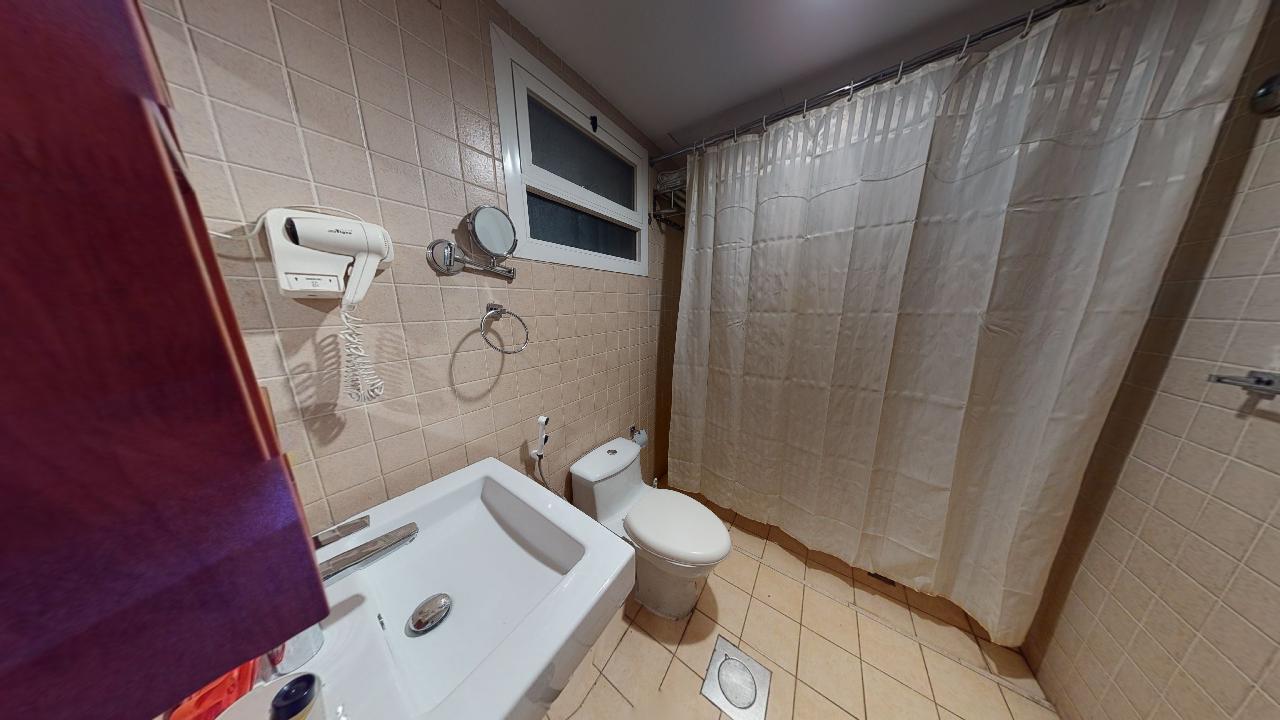 Comfy Chalet with Comfortable and Simple Furniture | 1017 Bathroom