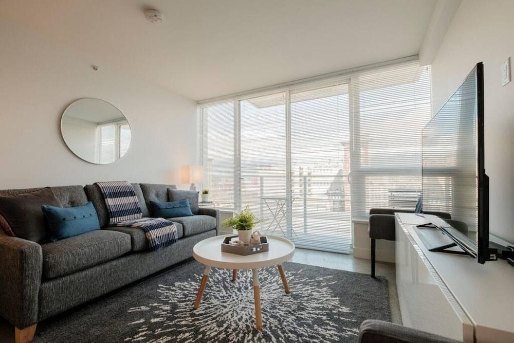 Pender Modern Studio on the Edge of Downtown Chinatown Room