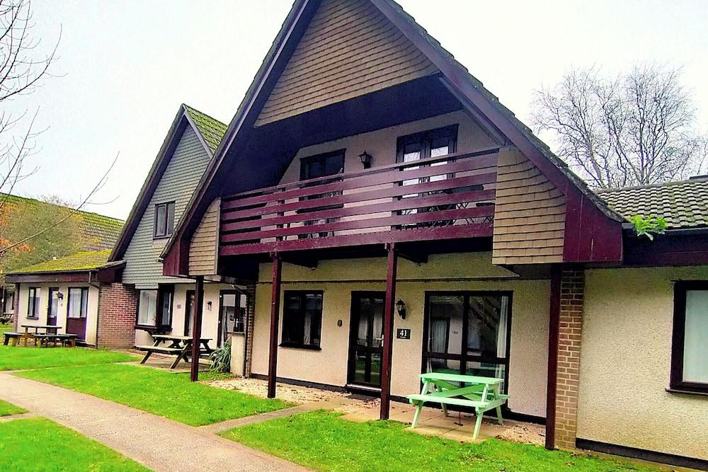 Trevithick Cottage Sleeps 6, Dog Friendly, Parking