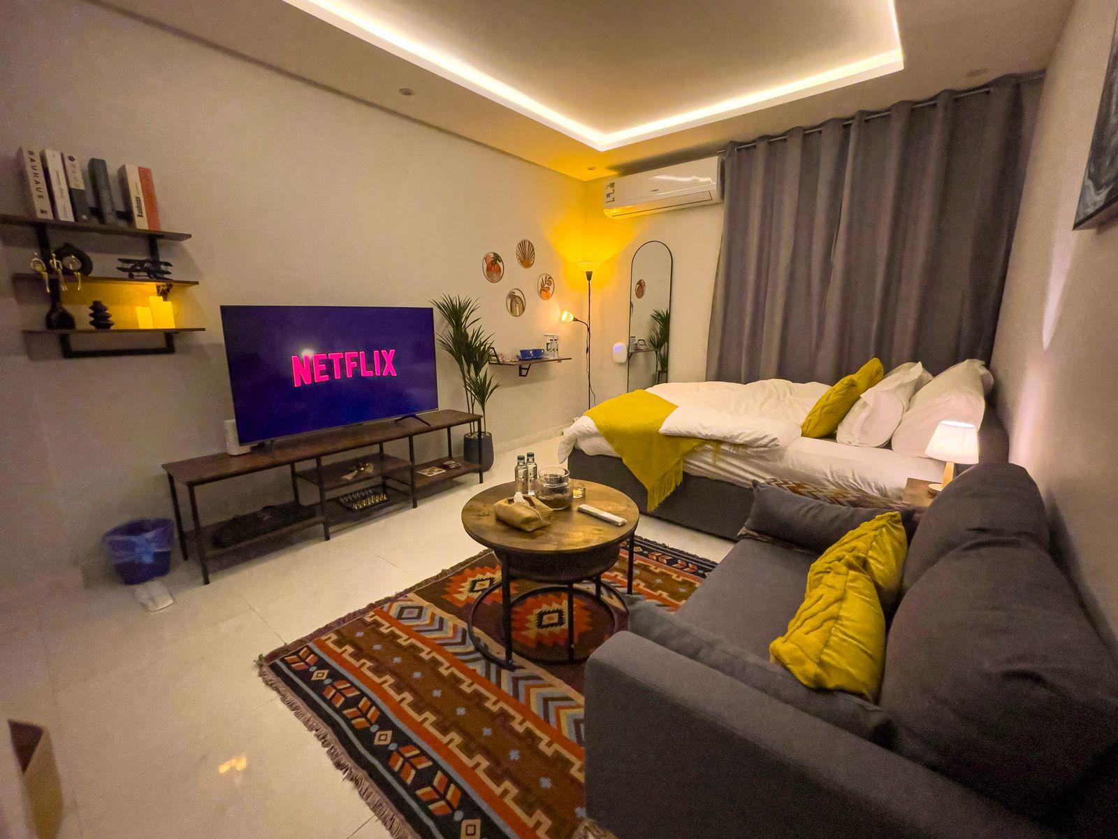 Elegant Studio with Comfortable and Simple Furniture | 5590 Bedroom