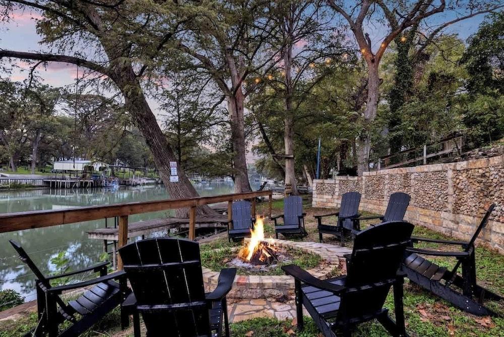 مسكن فاخر في واحة أمام النهر برصيف للقوارب - وموقد!