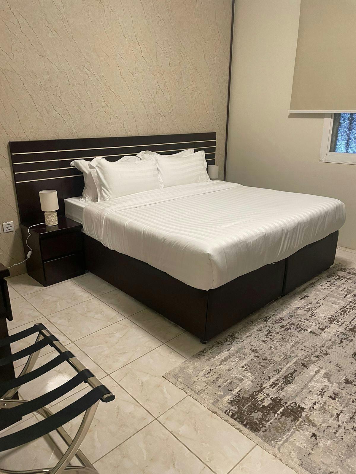 جناح بتصميم أنيق وبأثاث مريح وبسيط | 5069 غرفة نوم