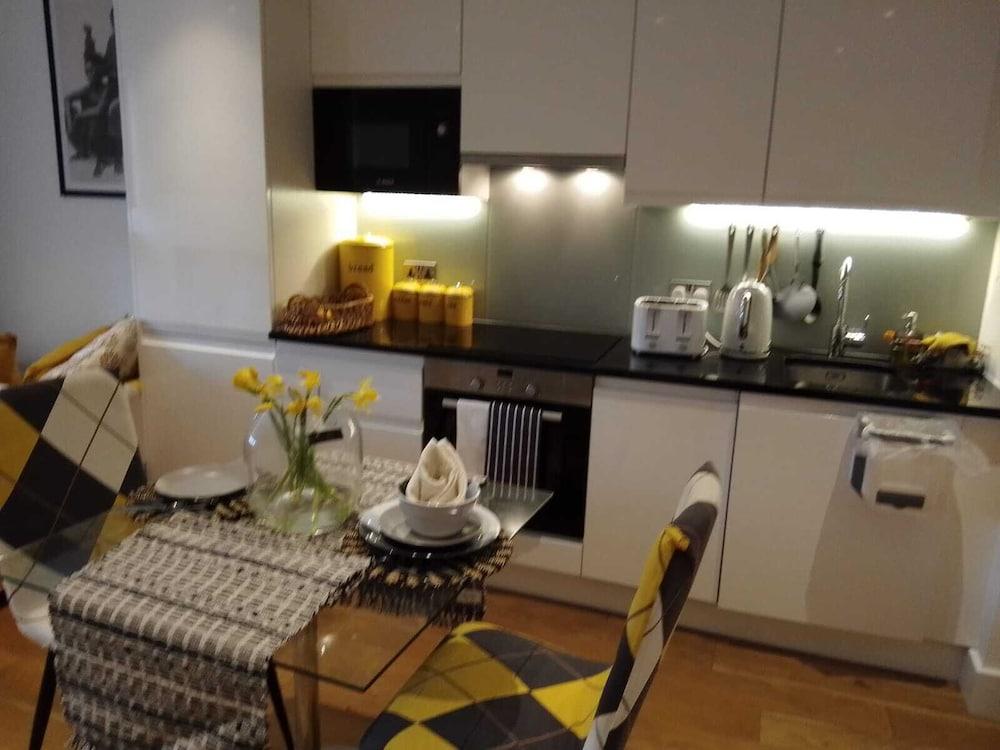 5 Mins to East Croydon Station With Concierge Interior