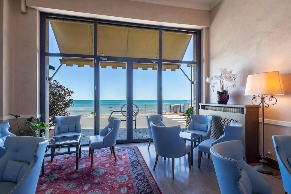 بي آند بي هوتل ديانو مارينا بالاس الردهة