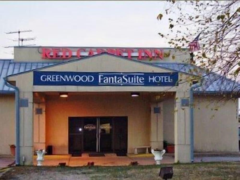 Red Carpet Inn and FantaSuite Hotel
