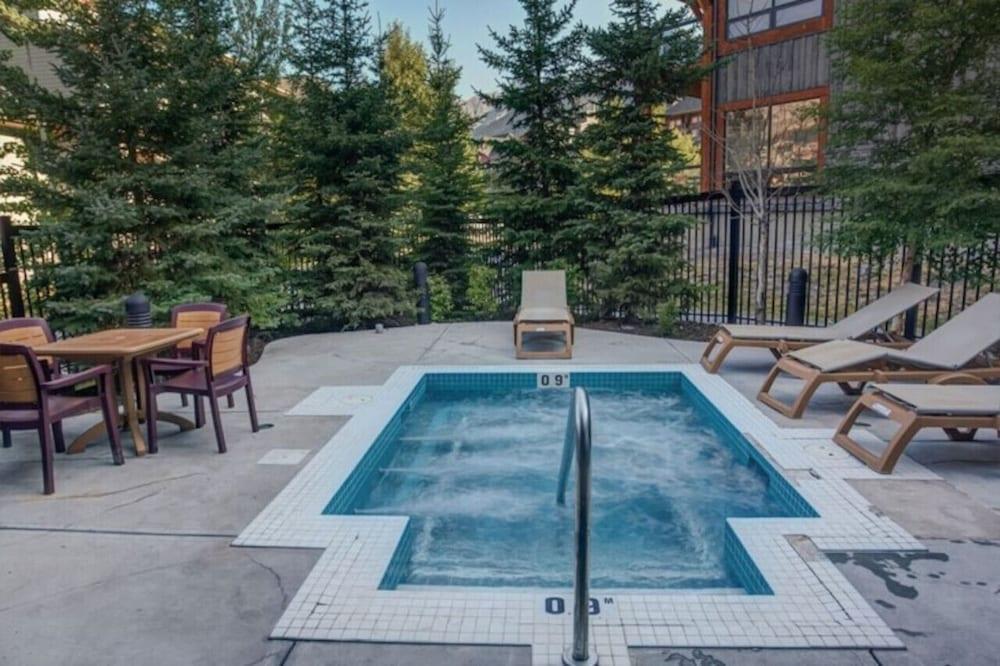 SPACIOUS 3-Br Luxury Condo | HEATED Pool + 3 Hot Tubs | Pool Table | Hm Theatre Private Spa Tub