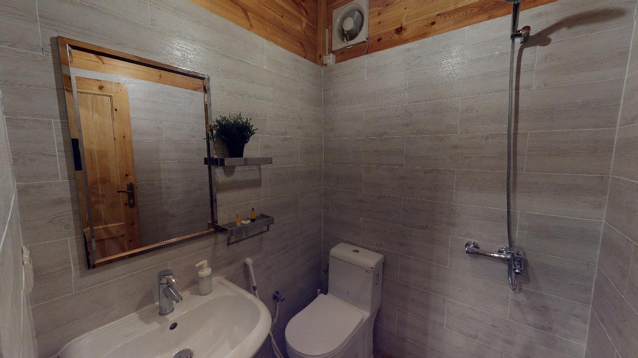 Comfy Chalet with Comfortable and Simple Furniture | 1534 Bathroom