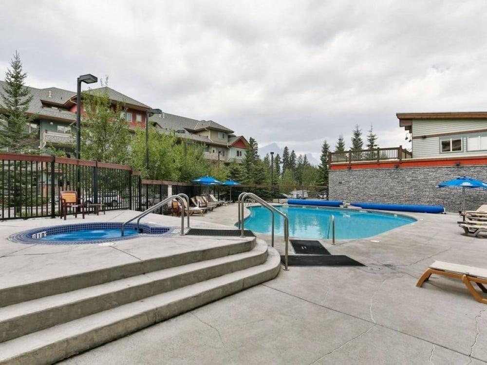 SPACIOUS 3-Br Luxury Condo | HEATED Pool + 3 Hot Tubs | Pool Table | Hm Theatre Waterslide