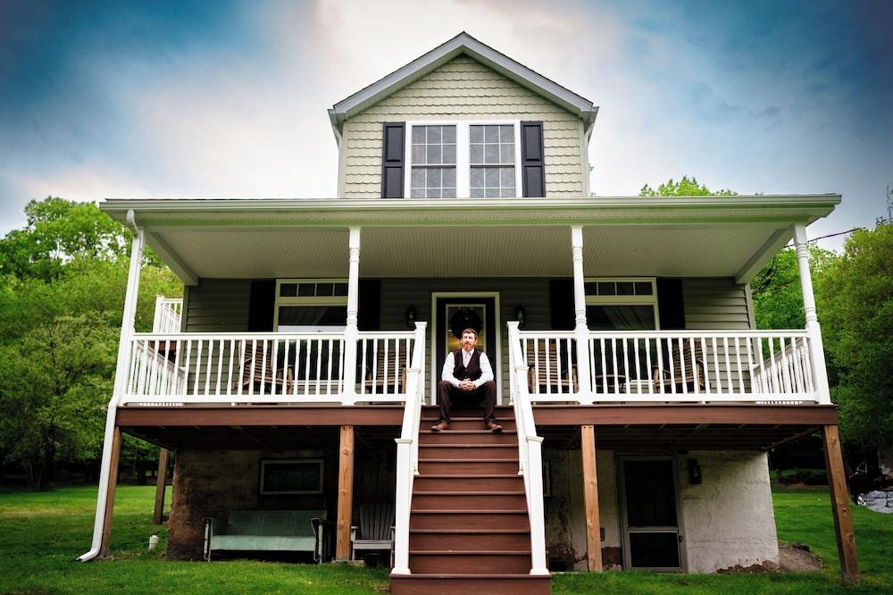 ذا فيليدج آت هاوسرز كروسينج