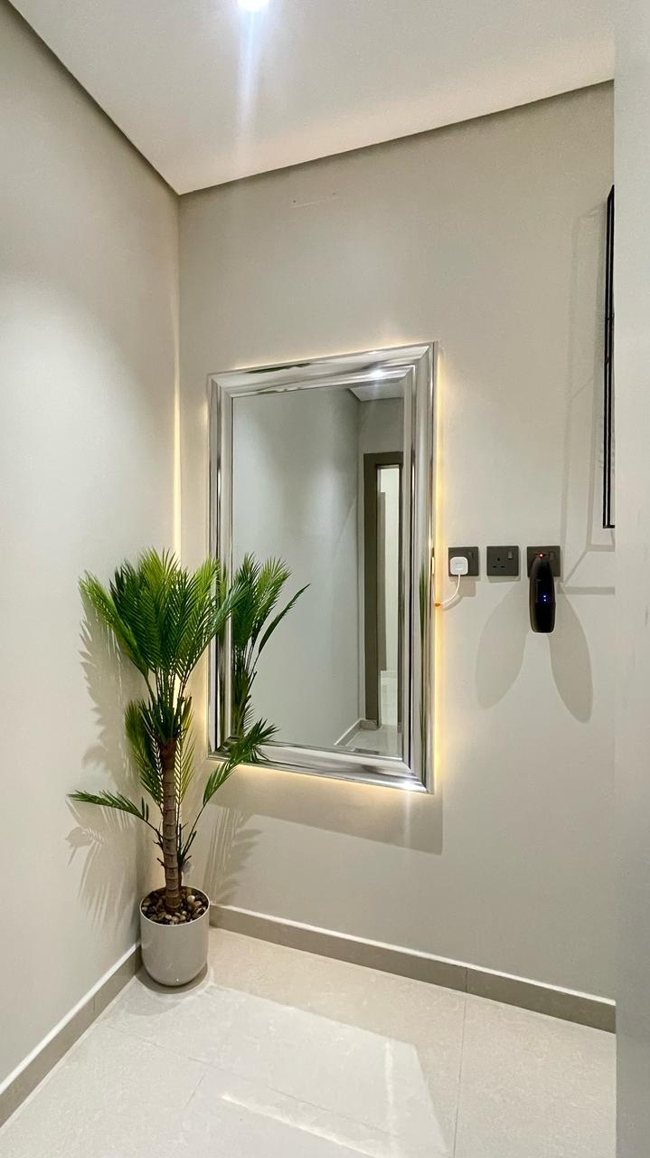 Elegant Apartment with Comfortable and Simple Furniture | 5580 Interior