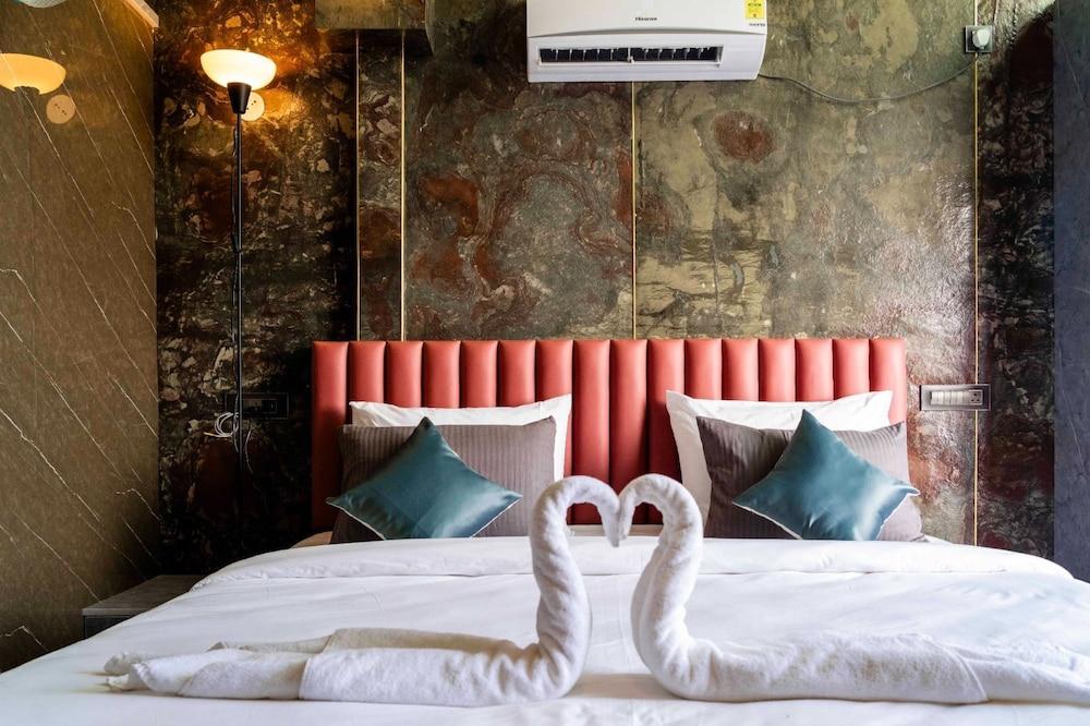 Sakhi Lakeview Resort Room