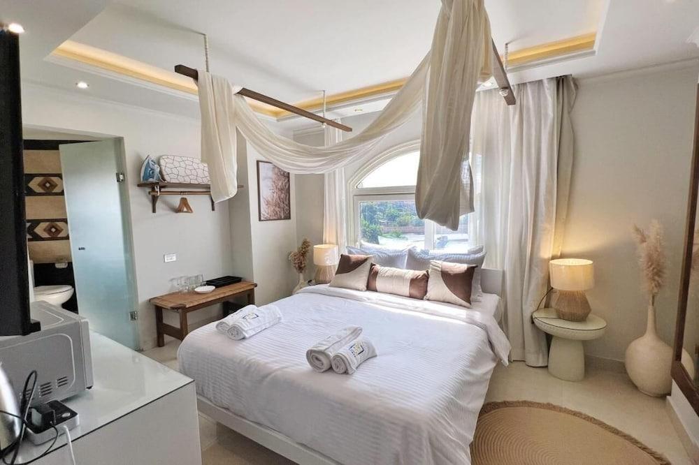 Cleopatra Pyramids Elite Room