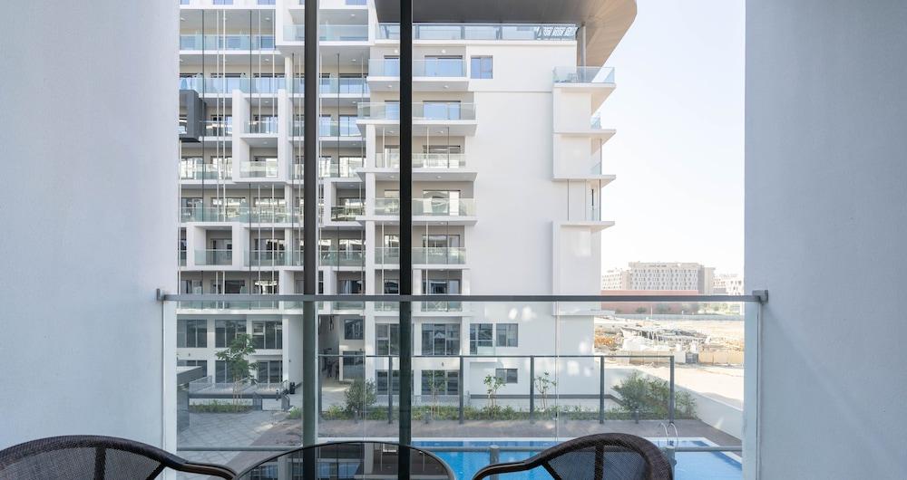 Executive 1 BR in Oasis - 2 Exterior