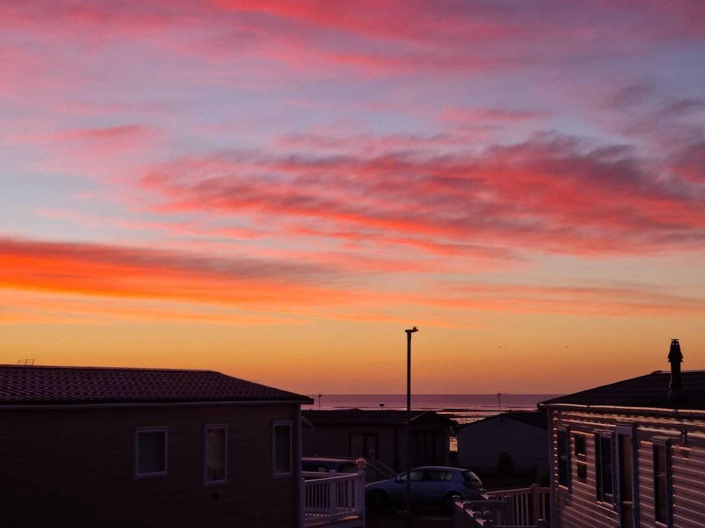 Cosy Static Caravan on East Mersea Island Exterior