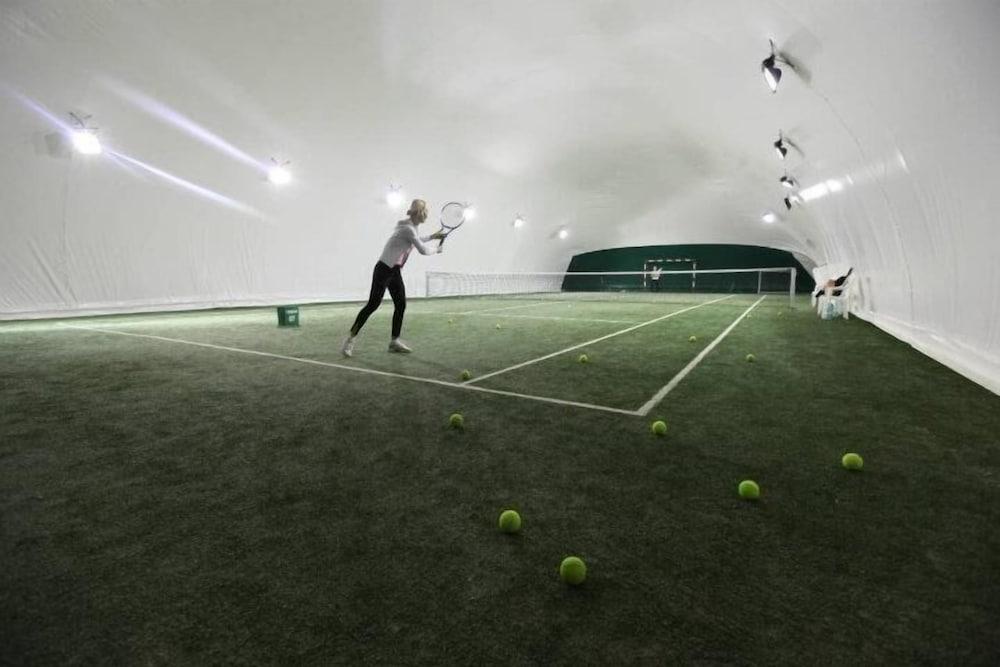 Hotel Traian Tennis Court