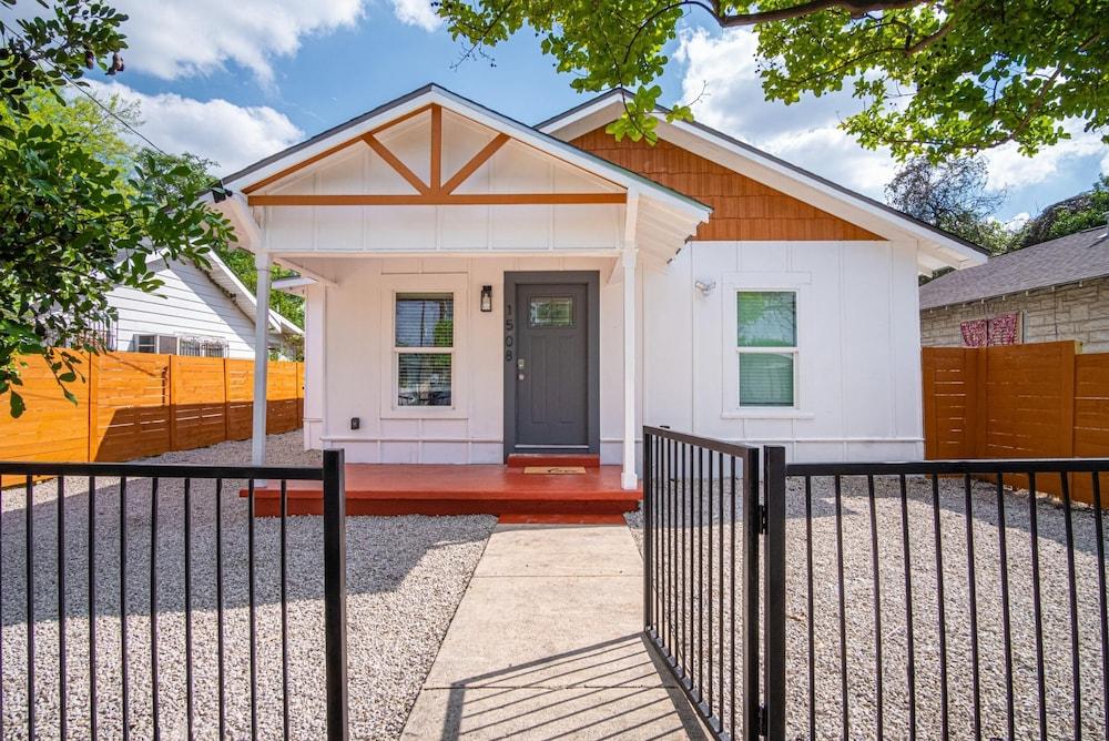 تشارمينج 1 ند ر/81ر او كلوسي تو فيبرانت داون تاون الصورة الأساسية