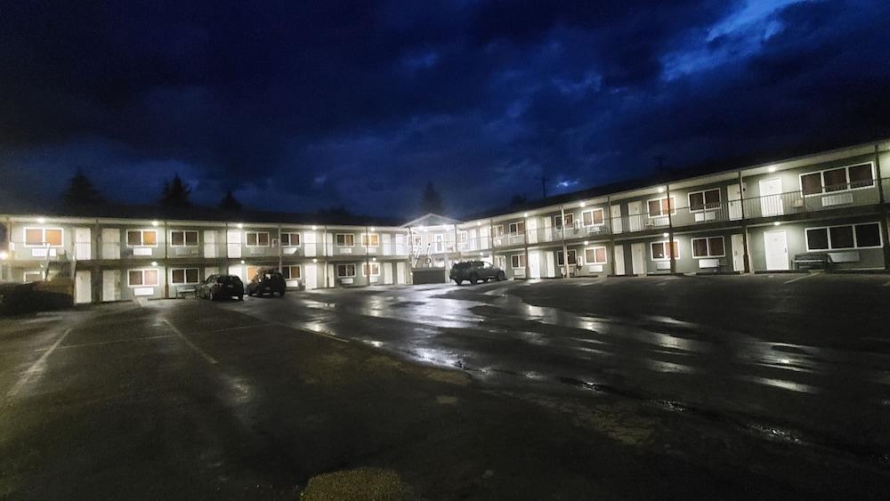 Shoreside Inn & Suites