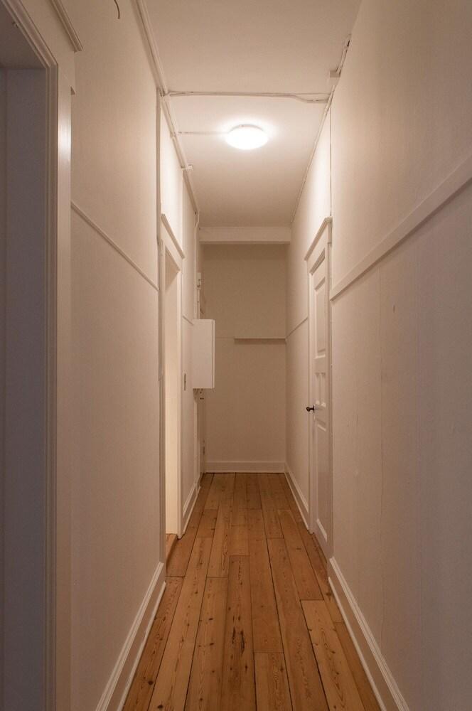 Sanders Boulevard - Cozy 2-bdr Apt By the Canal Interior