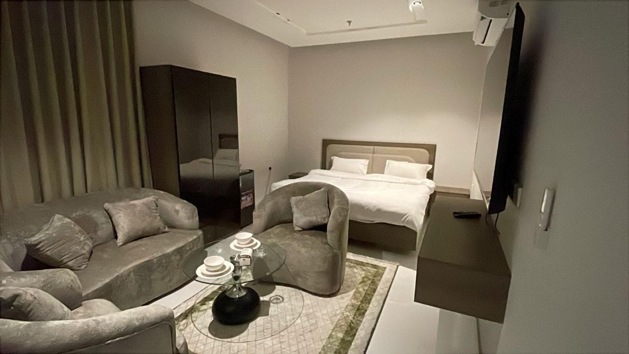 Attractive Studio with Comfortable and Simple Furniture | 5644 Bedroom