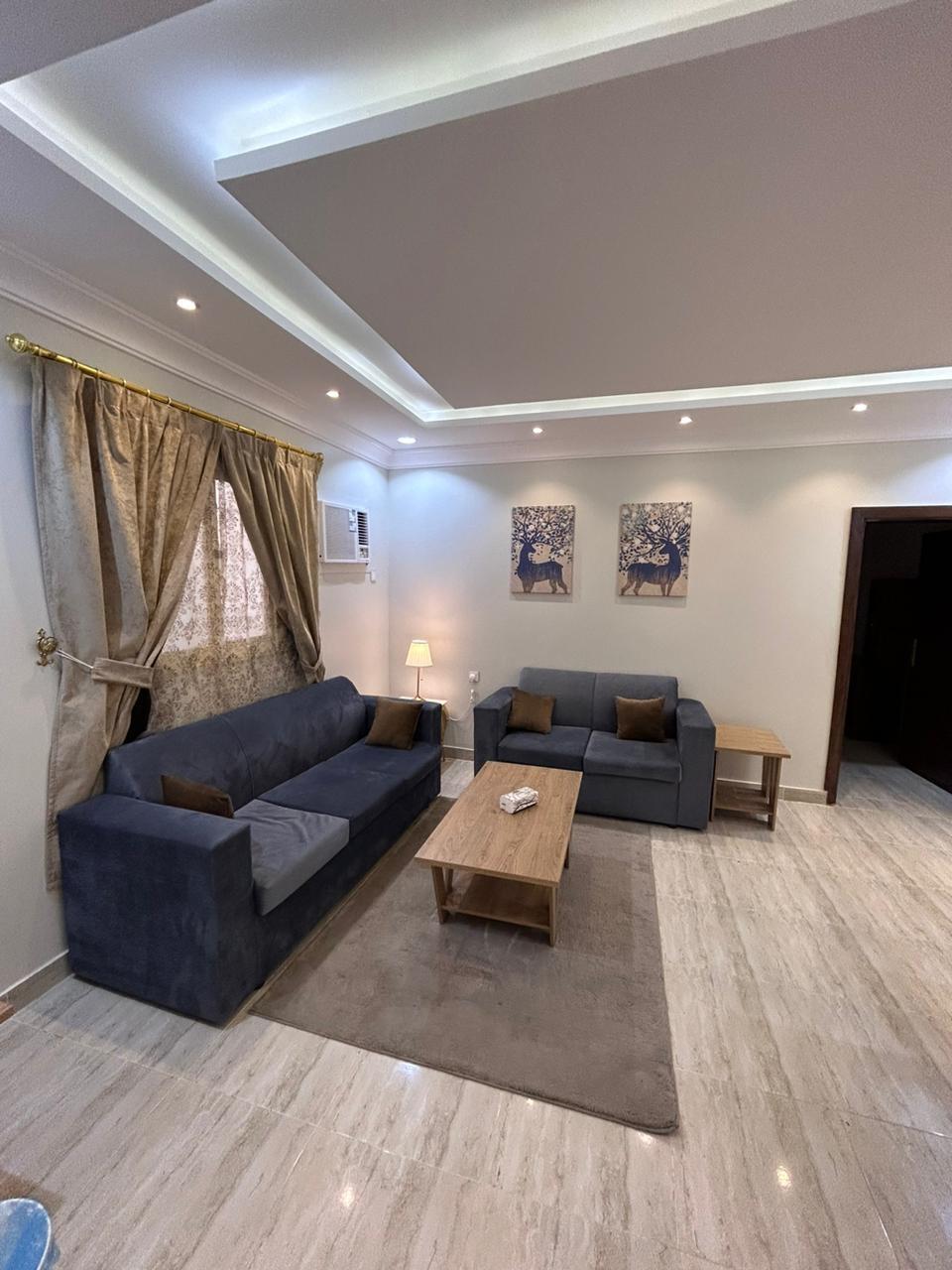 غرفة بتصميم انيق وبأثاث مريح وبسيط | 3960